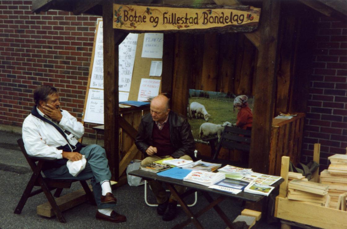 John Thune i samtale ved standen til Botne og Hillestad Bondelag