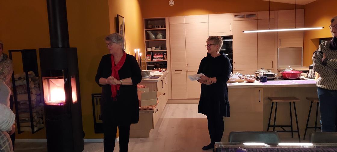Solveig hadde invitert oss opp i det nye huset til gløgg og vørterkake
