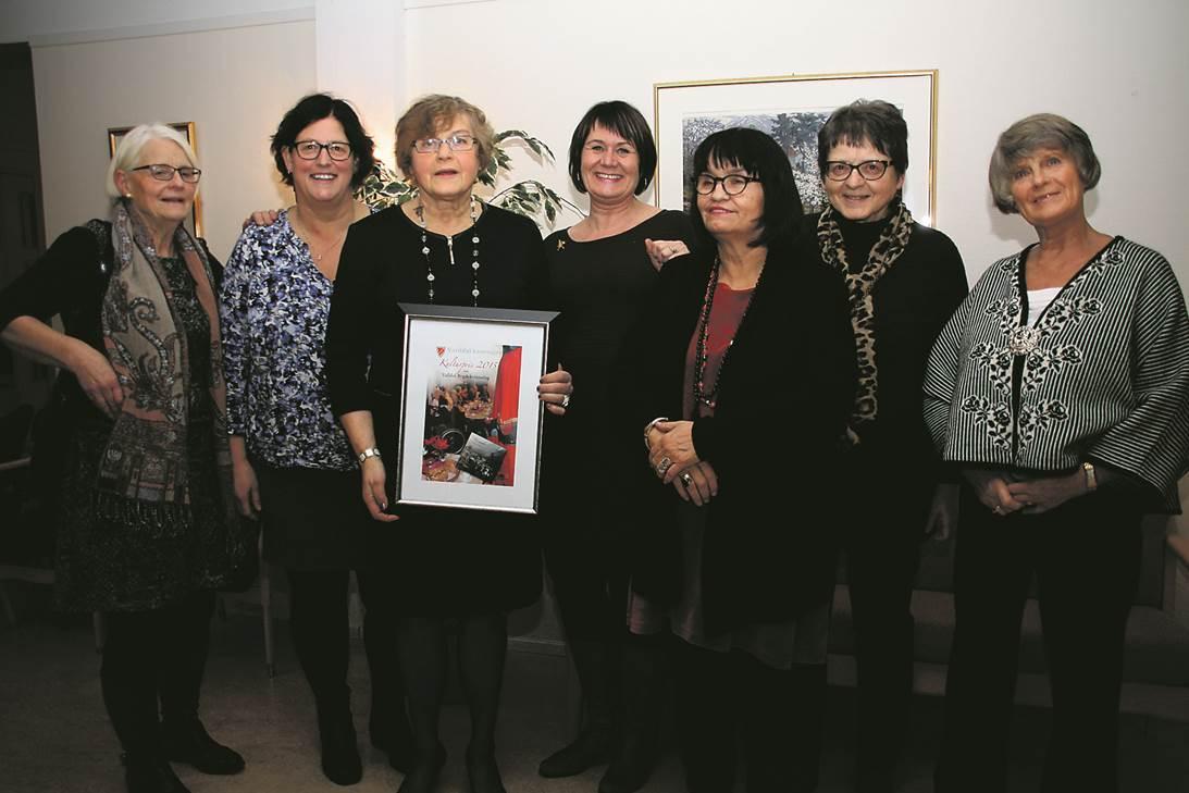 Flotte representantar for Valldal Bygdekvinnelag som tek imot kulturprisen 2015.