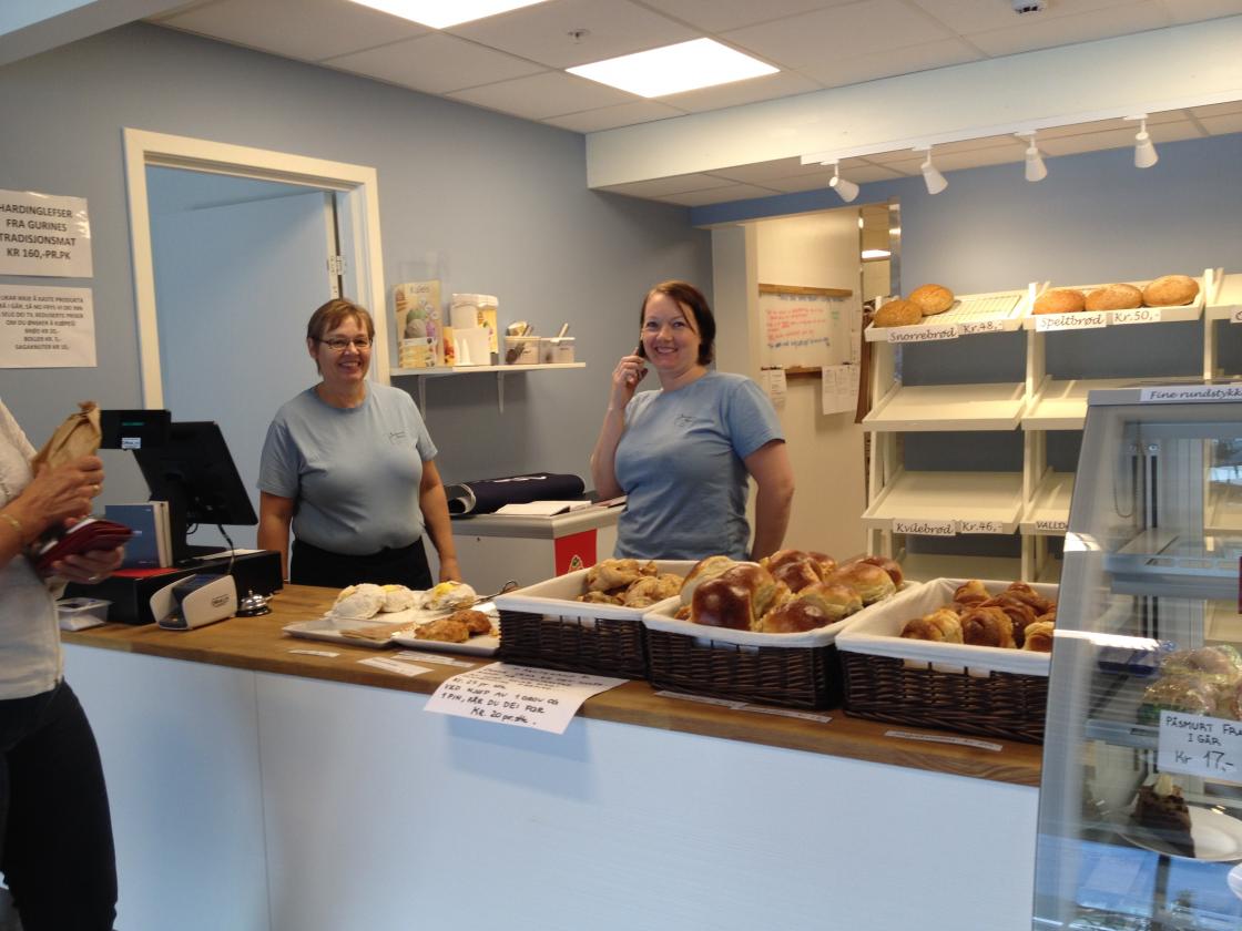 Hillevi og Gerd bak disken