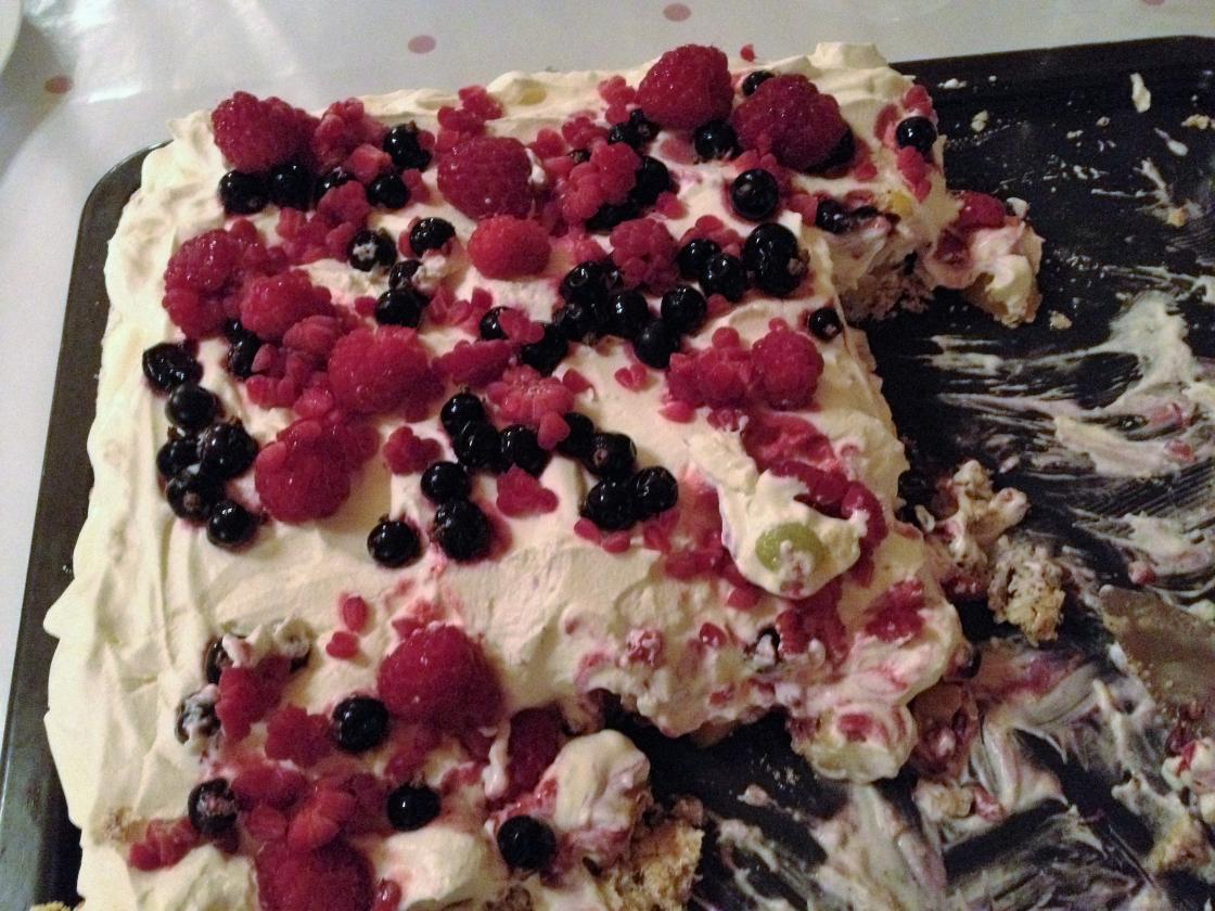 Vi fekk god kveldsmat med nydeleg kake til slutt !