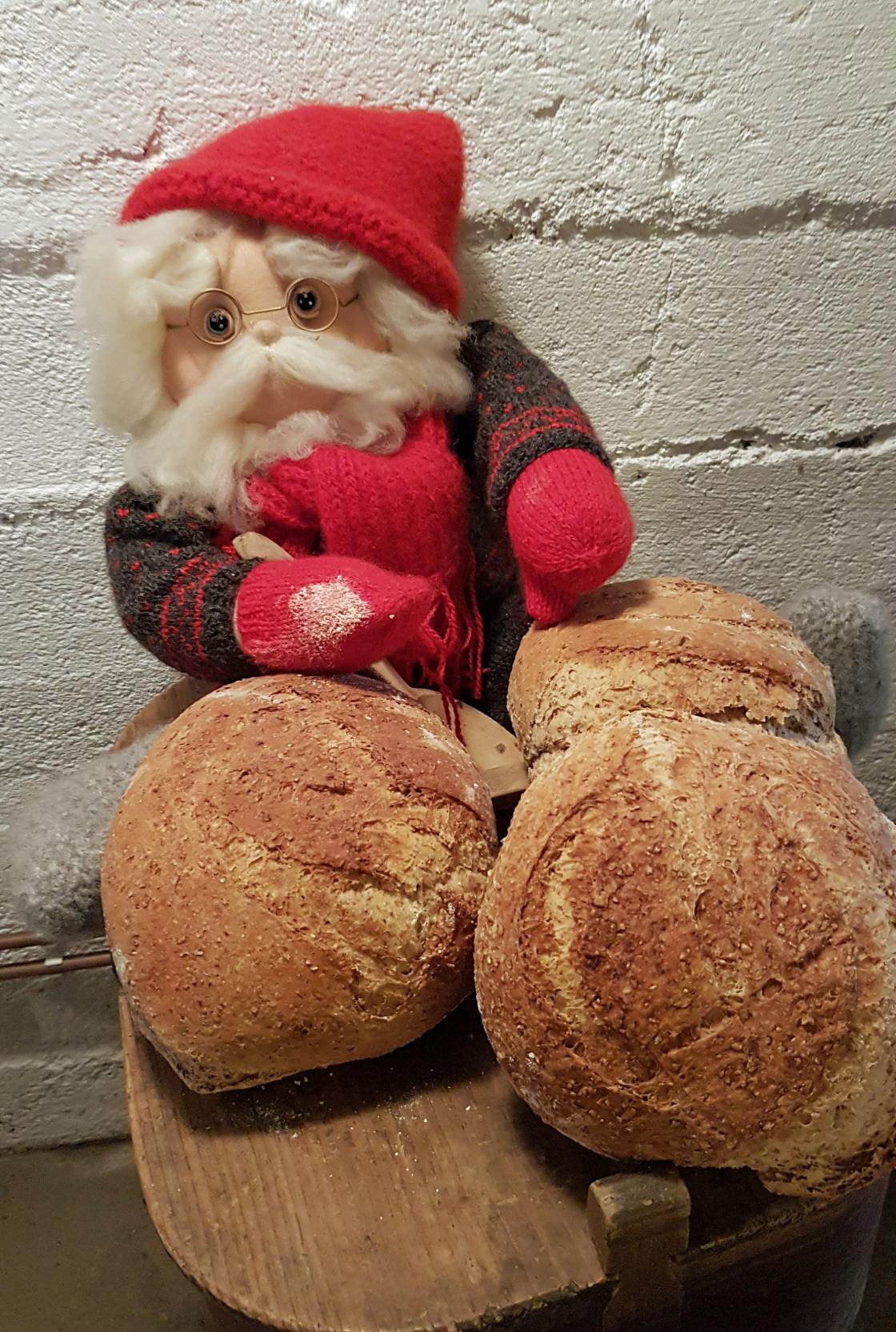 Bakstenissen er førnøyd, når bakerovnsbrøda er ferdig og ser og smaker perfekt