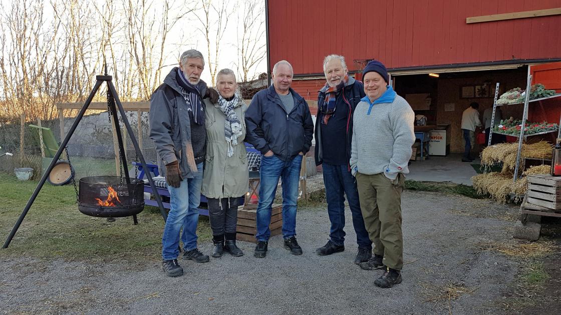 Mannfolka til bygdedamene bidrar også