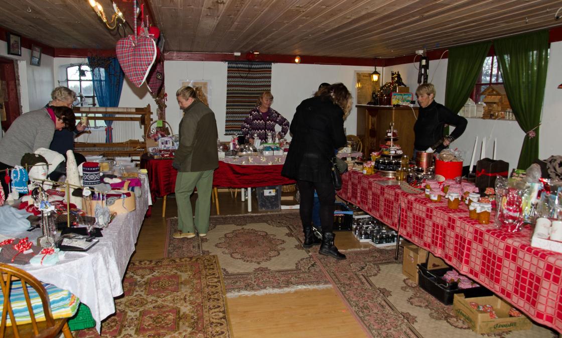 I det gamle fjøset har kua flytta ut og aktive bygdedamer flytta inn