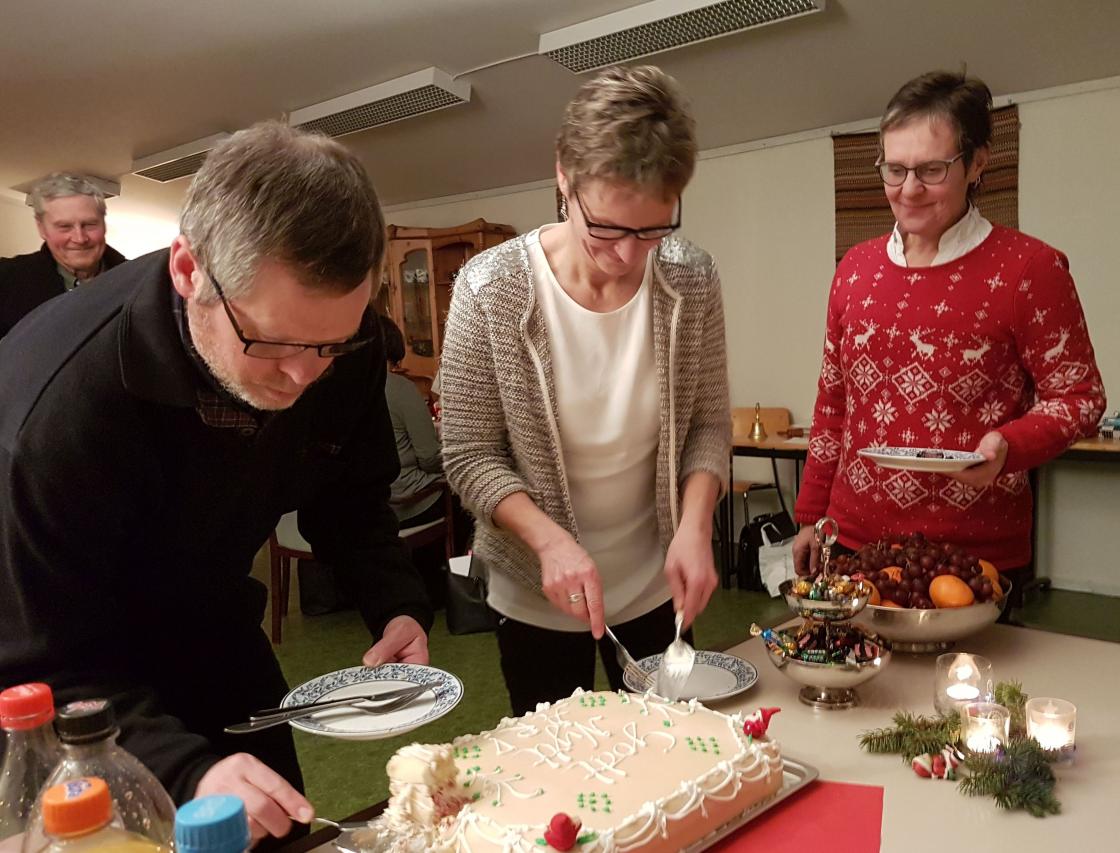 Trond Guthus vet å sette pris på torunns marsipankake - og det gjør visst Helga JenshuT og Sigrid Lian