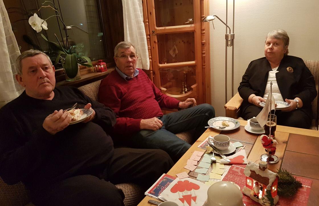 Randi Svebakk i prat med to staute karer: Kristoffer Helgestad og Gunnar Finden