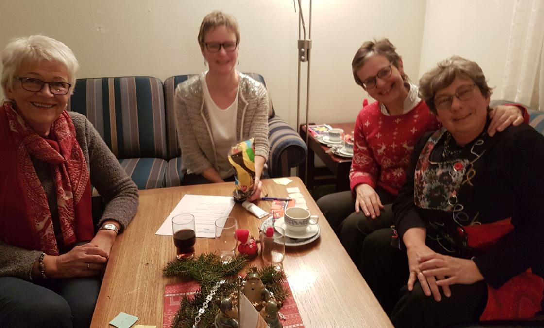 Randi Traet, Helga Jenshus, Sigrid Lian og Åse Kristine Guthus er de glade damer i sofakroken