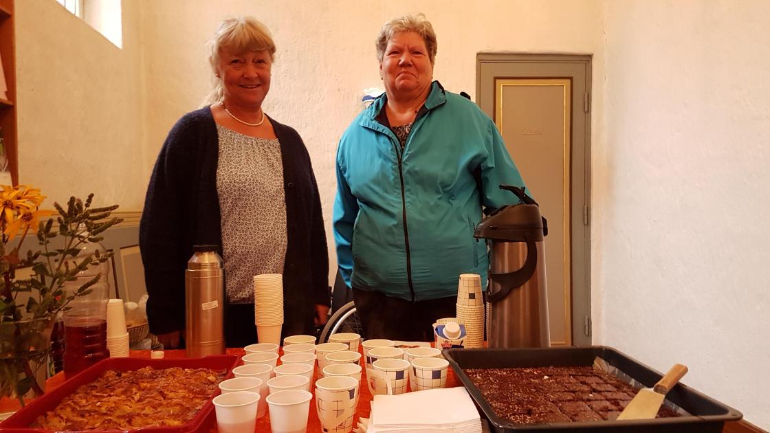 Marit Samland og Else Skogen klar for å servere til kirkefolket
