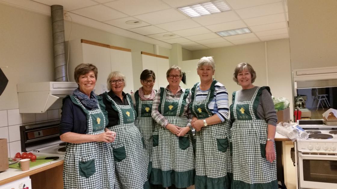 Flotte bygdekvinner serverer skolefrokost
