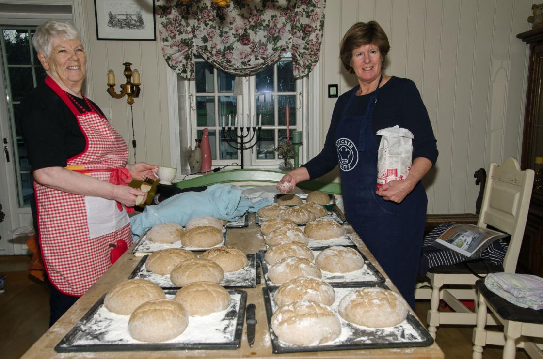 Eva Pedersen og Wenche Torsøe gjør klar brødene som skal i steinovnen