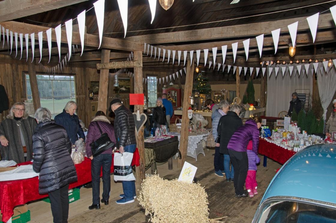 Låven fikk mange hyggelige besøkende by og bygdefolk
