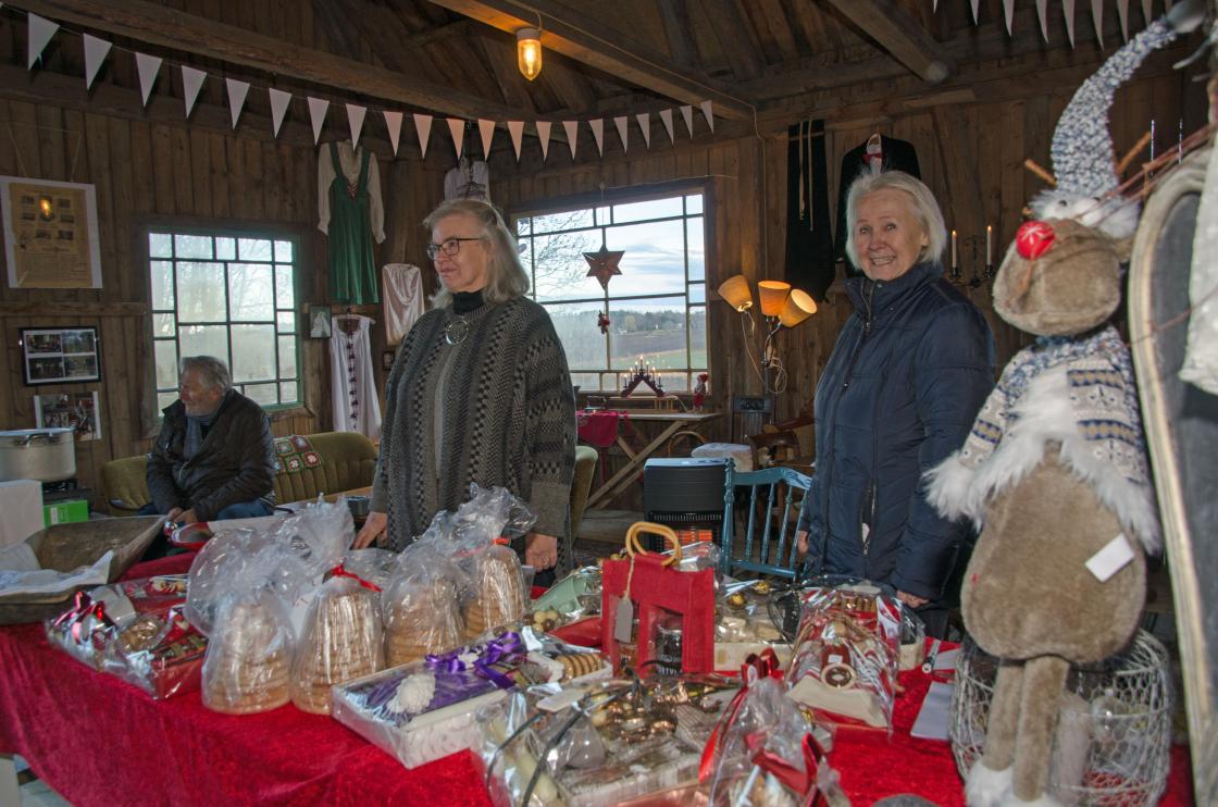 Jorunn Lian og Jorunn Chrisophersen med bugnende bord