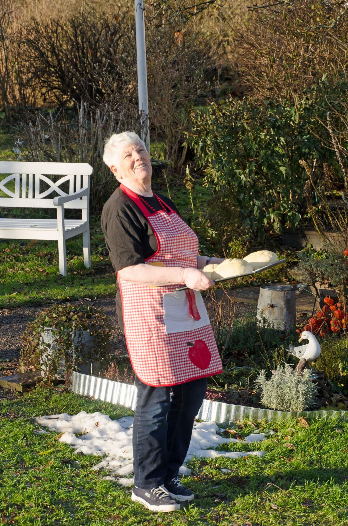 Eva Pedersen på vei ned til bakerovnen med hvete og julekaker