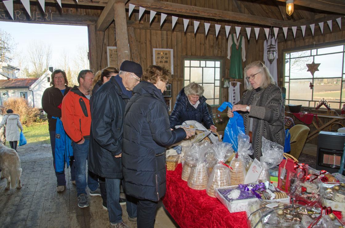 Det ble til tider kø for å kjøpe brød, kaker og andre godsaker