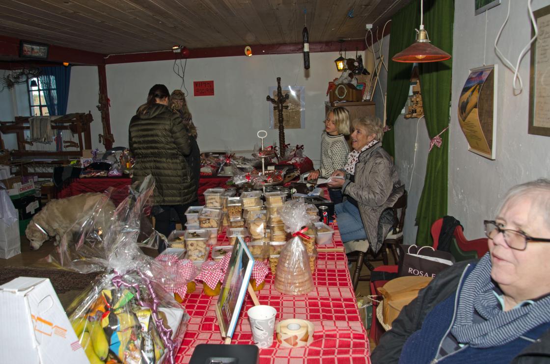 Her går det unna med kaker, lodder, gele, gaver og spekepølse med mer