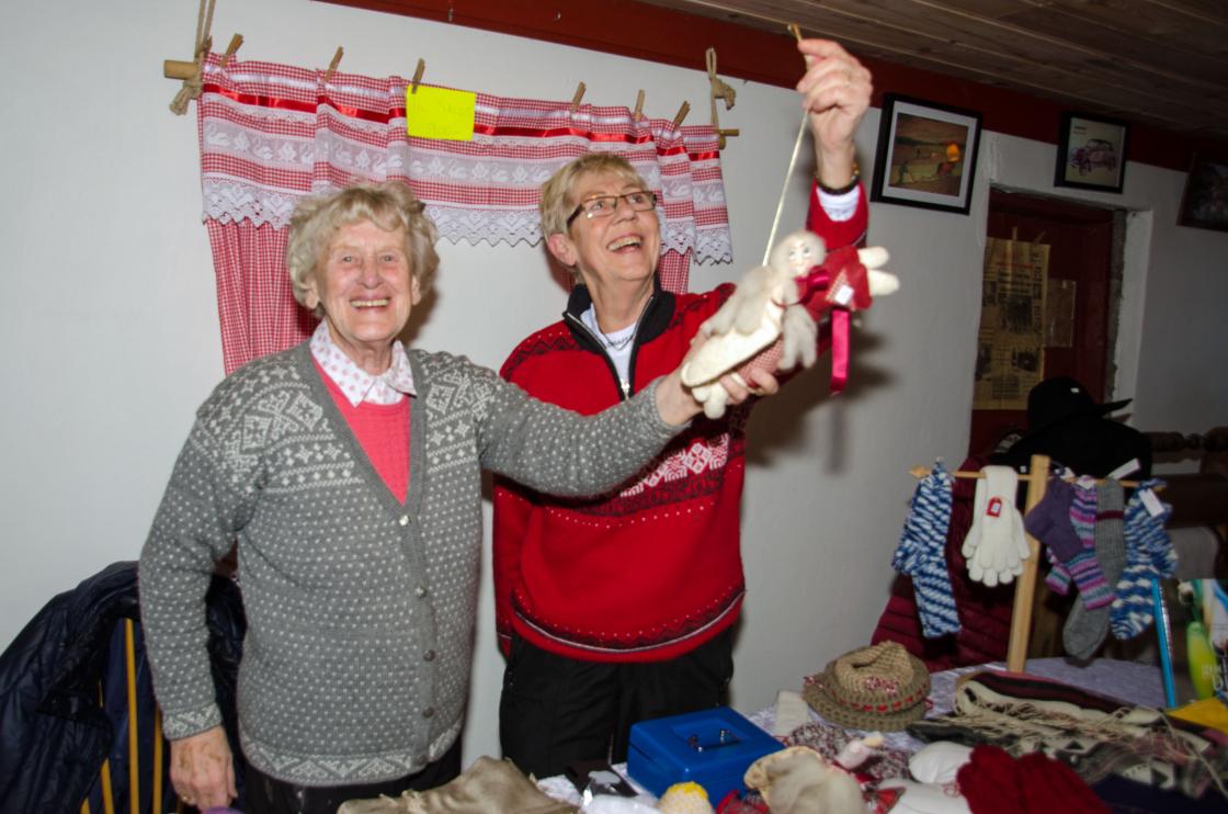 Berit Hansen og Inger Johanne Amundsen, med engler og julegardiner