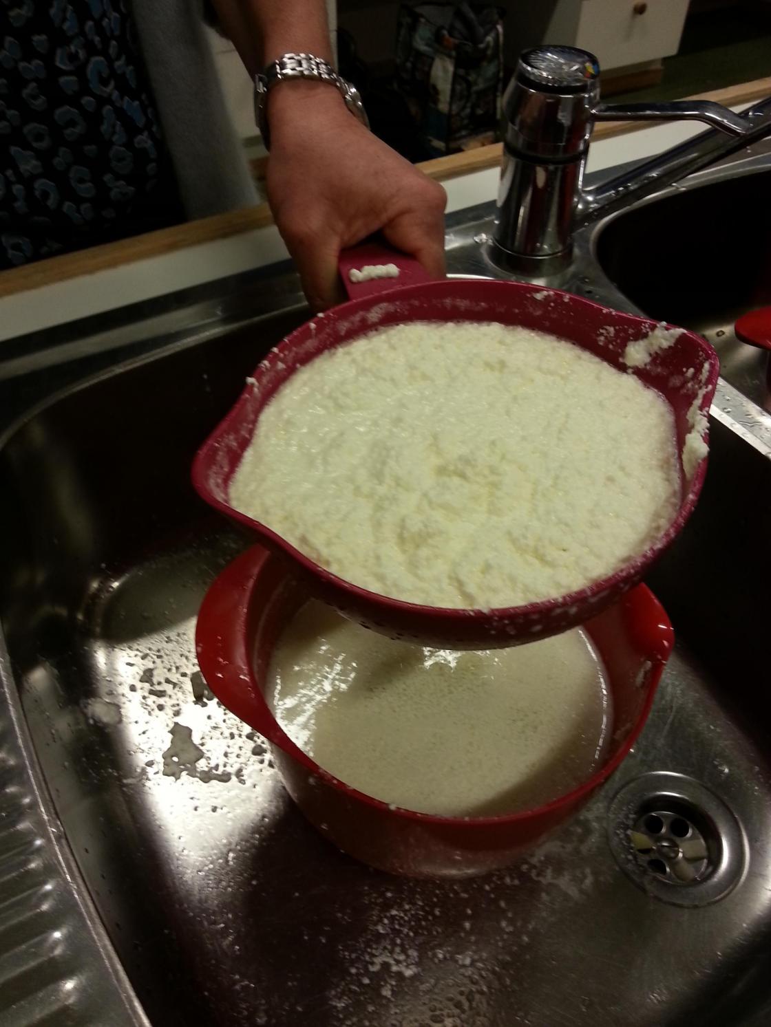 skil ostemasse og mysa   foto: Aud-Marit