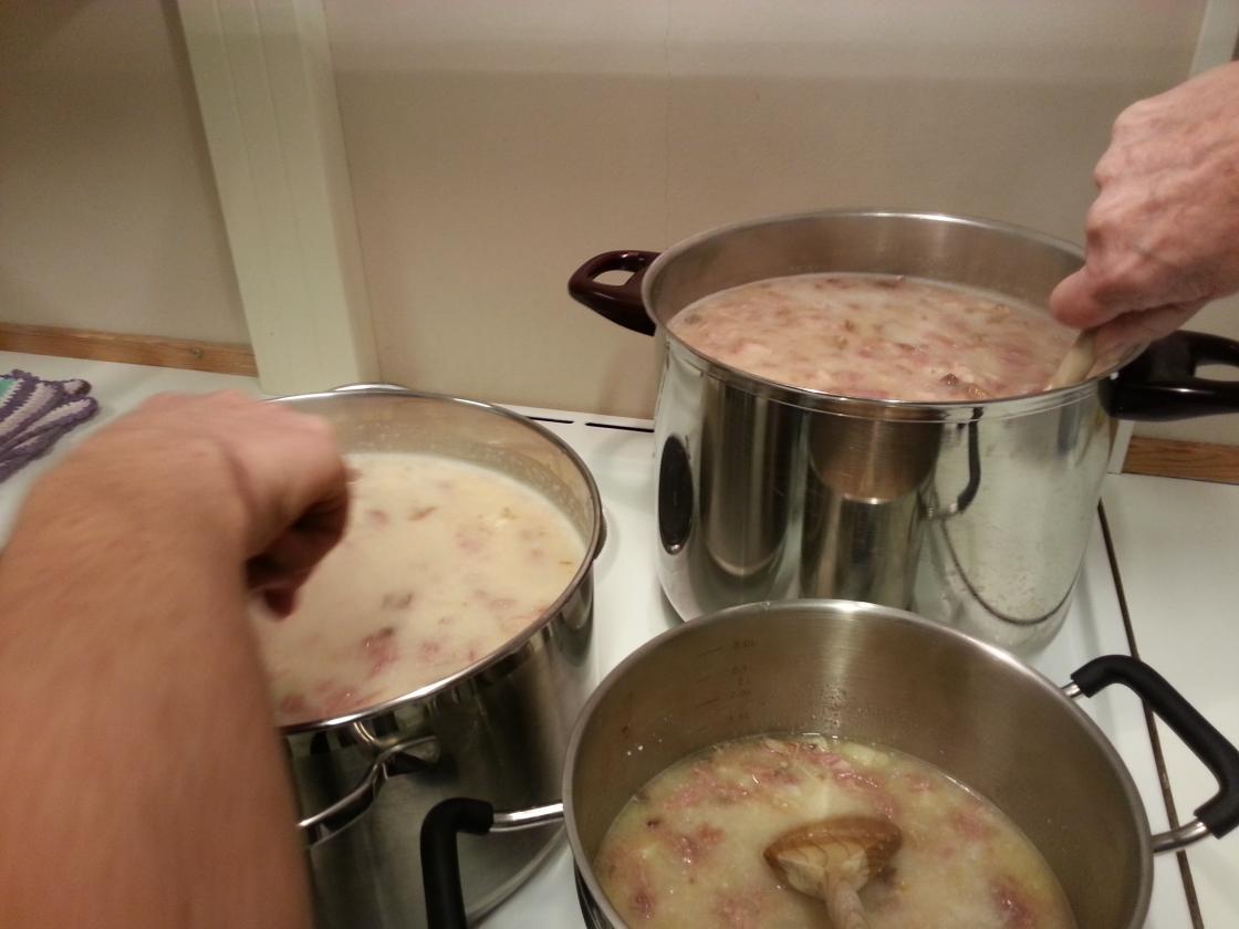 rører inn mjøljevninga   foto: Aud-Marit