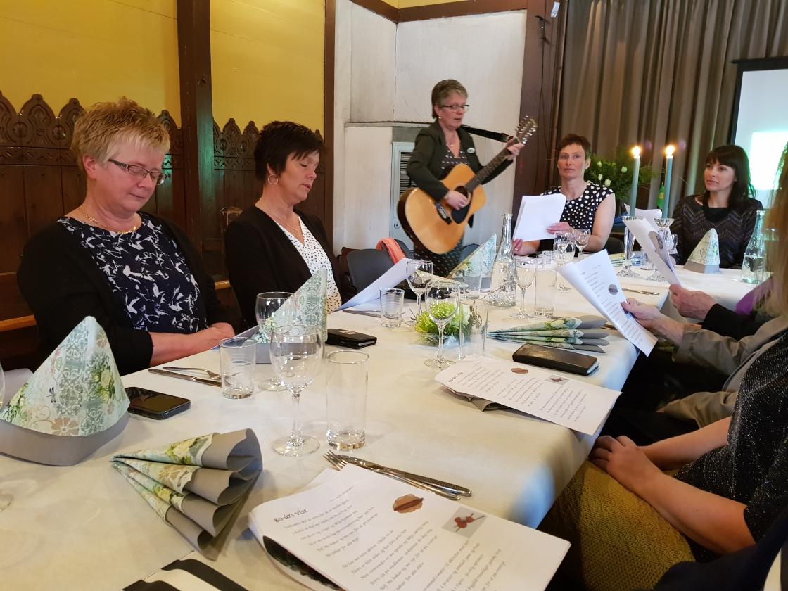 Randi F.Opheim og gitaren losa oss vl gjennom songane