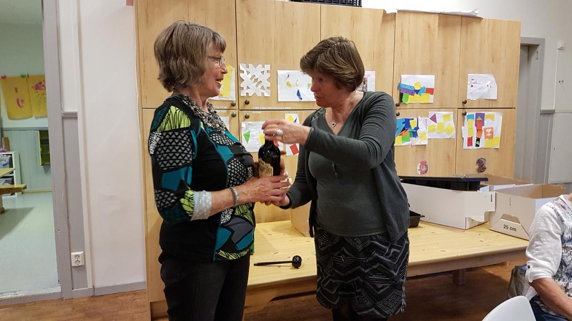 Wenche Torsøe takker Anne O. Fuller for en artig auksjon