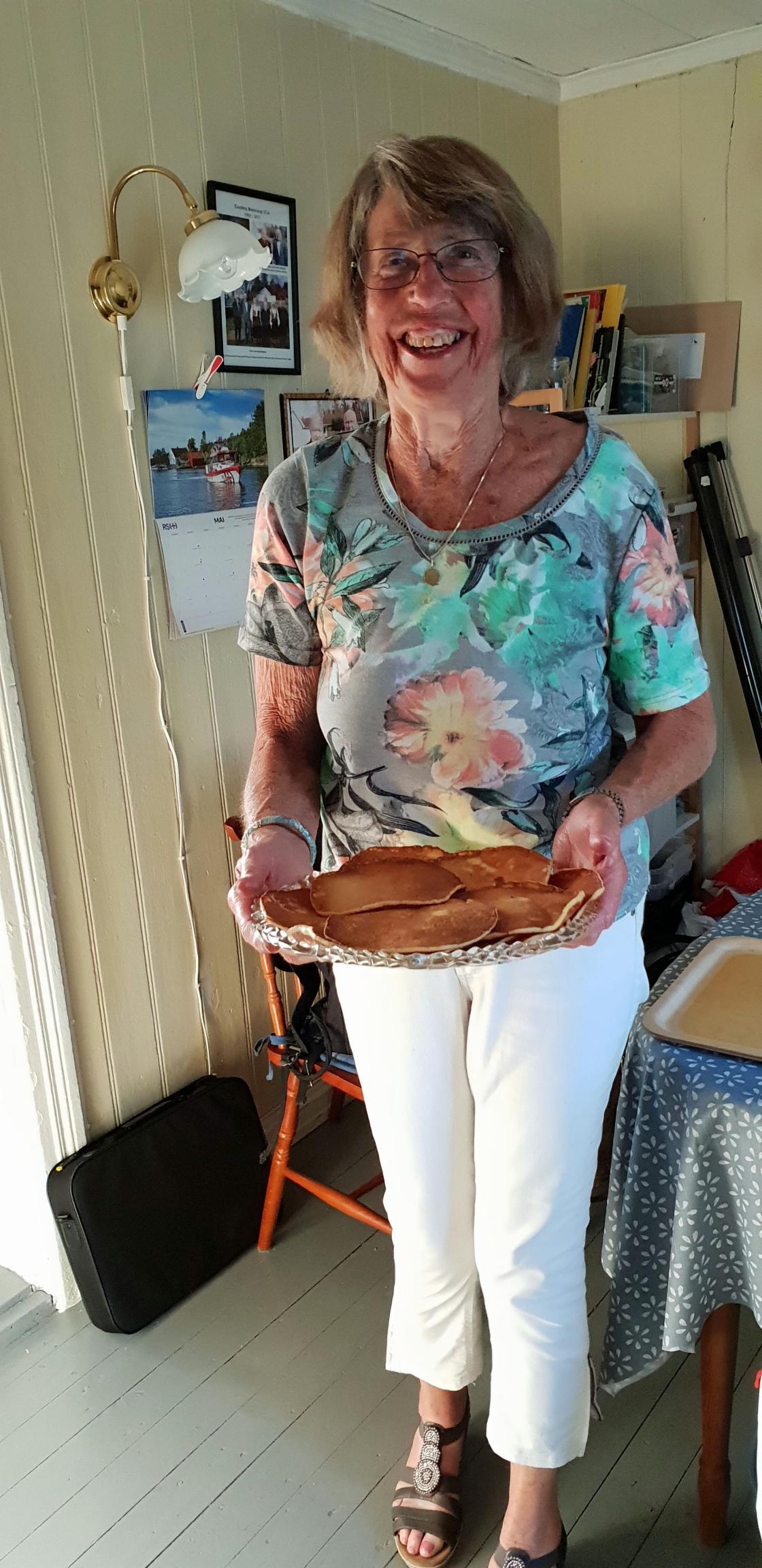 Anne O. Fuller er med å servere sveler