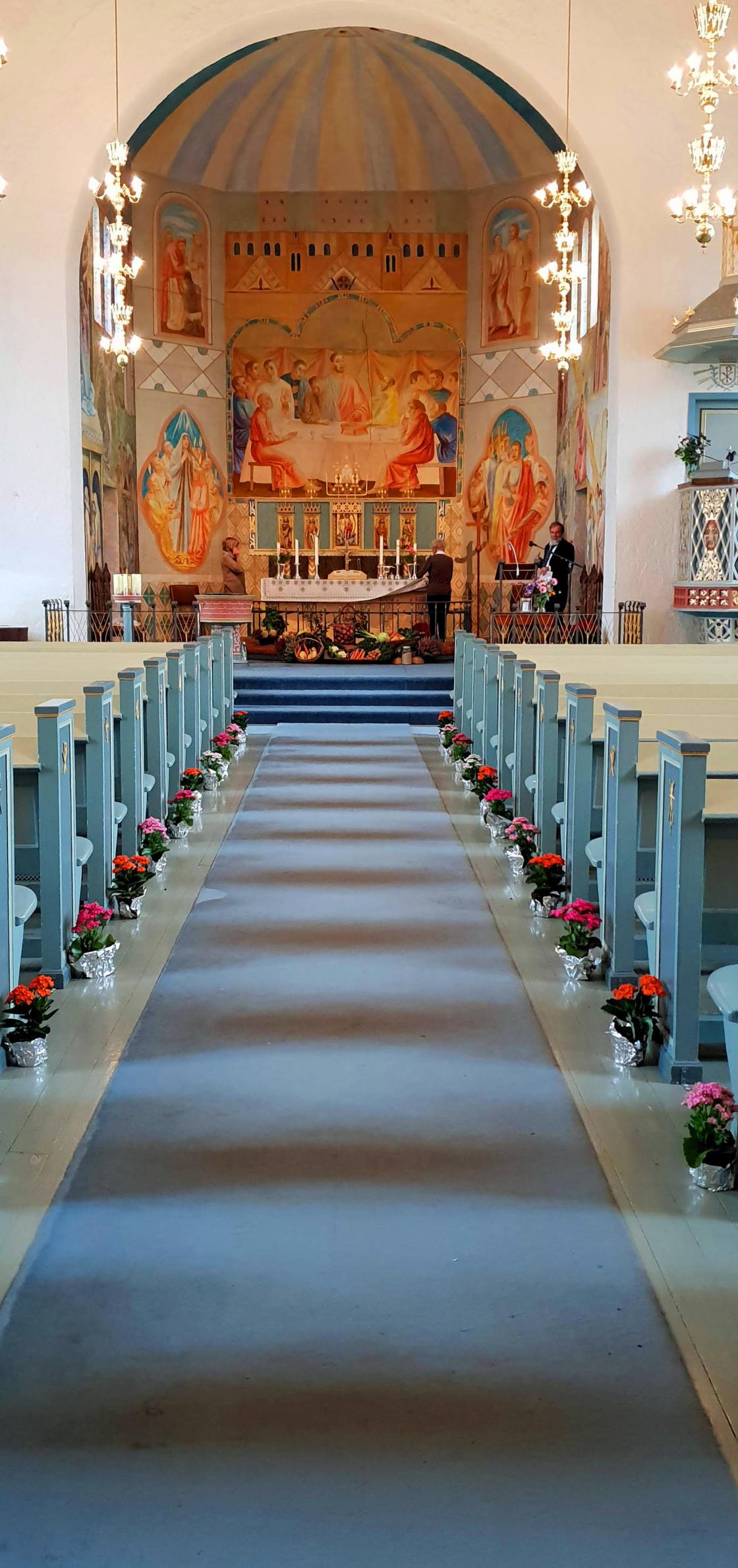 Pyntet langs benkeradene