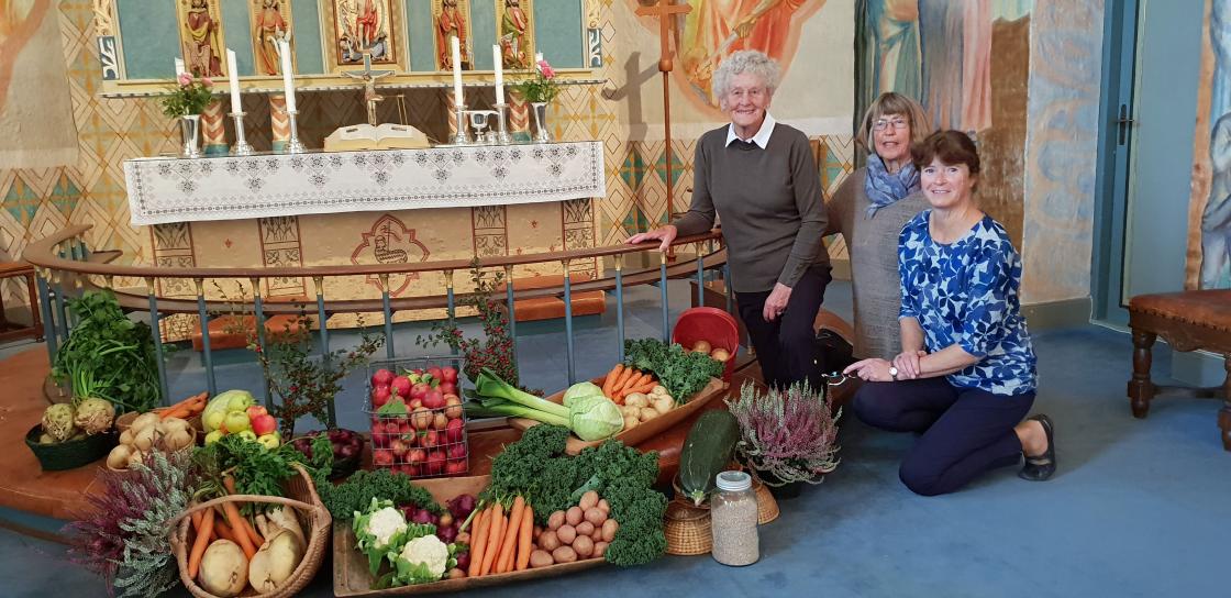 Berit, Anne og Tone er fornøyde med pyntingen