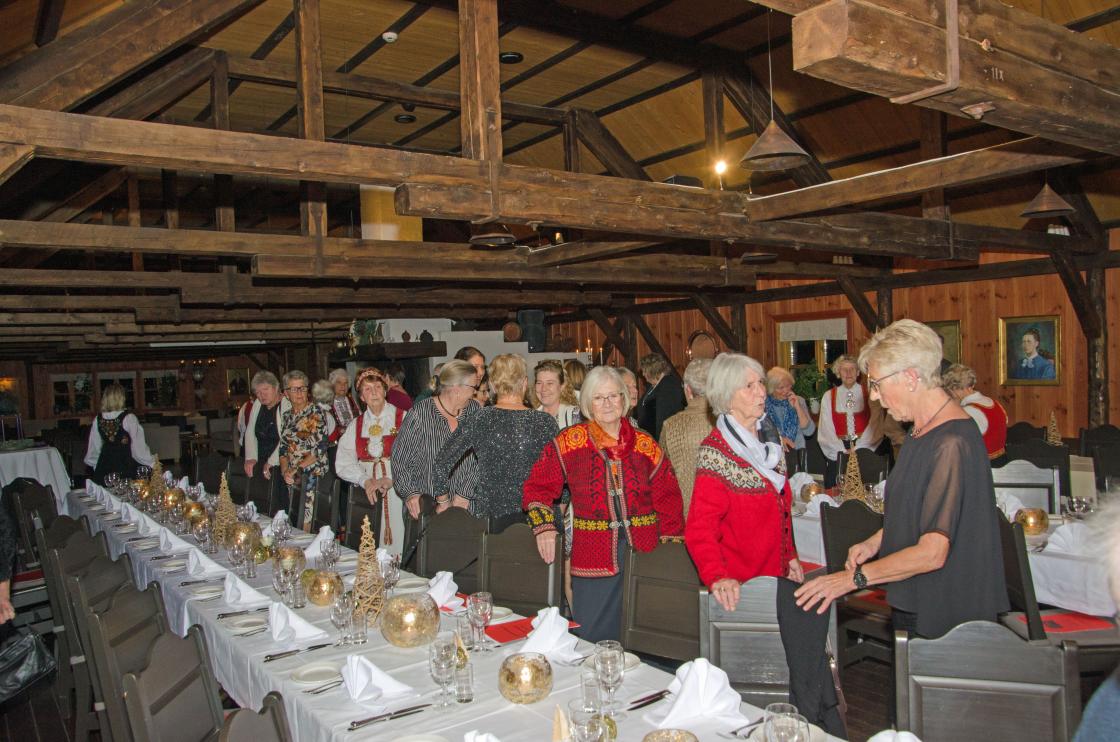 Nydelig pynta bord og vakre bygdedamer klare for en festaften