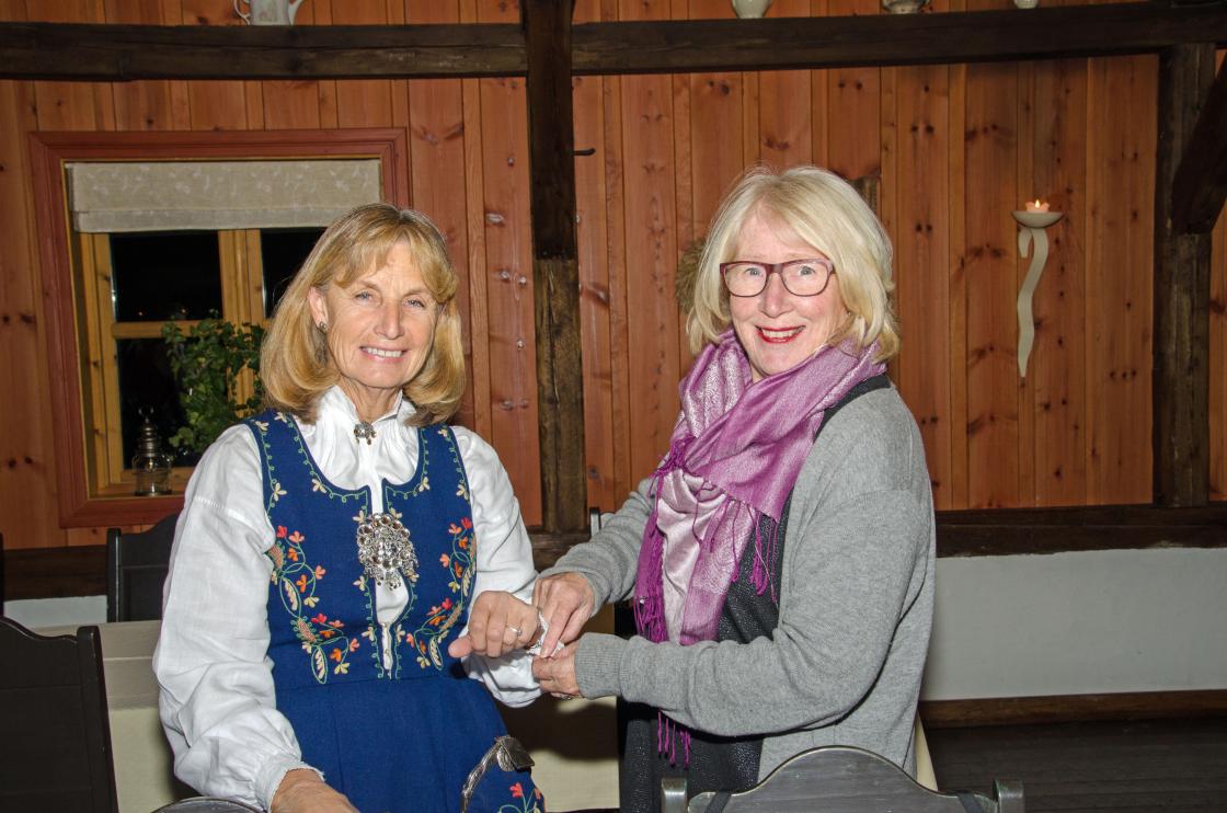 Lill får hjelp til bunads- skjorta av Unni