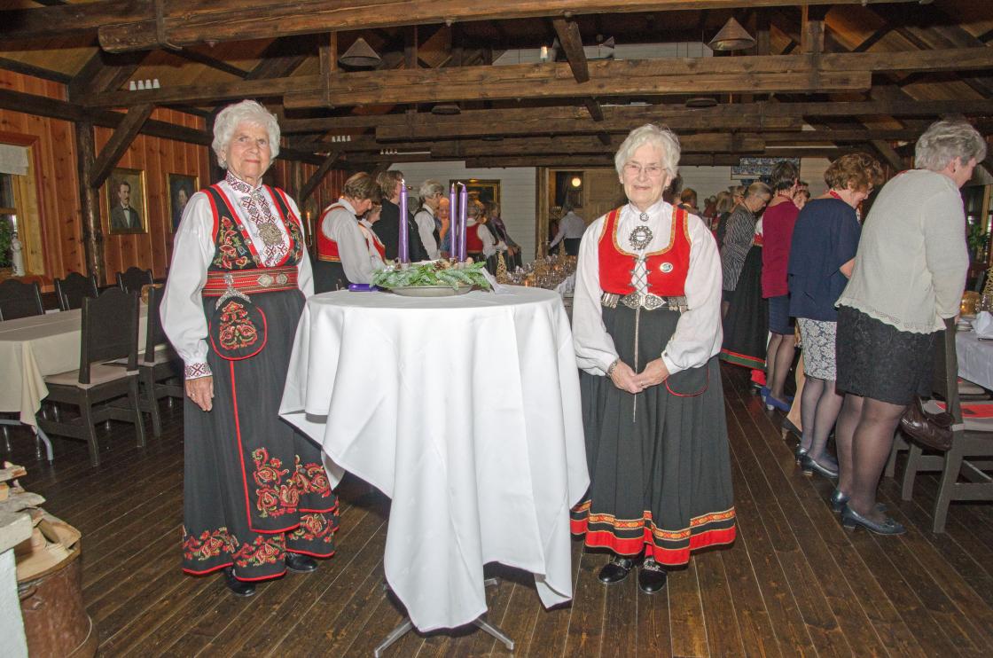 Solveig Fjæreide og Mary Kristensen tenner adventskransen