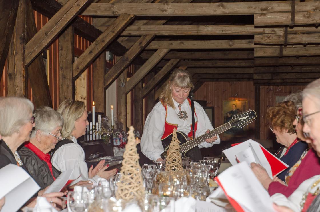 Marit Samland leder allsangen