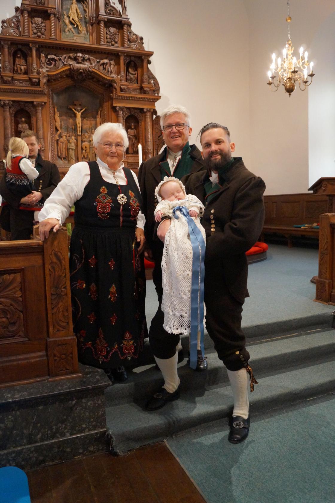 Bunad er et tradisjonelt festplagg i barnedåp. Foto: Rita Sirirud Vatnehol.