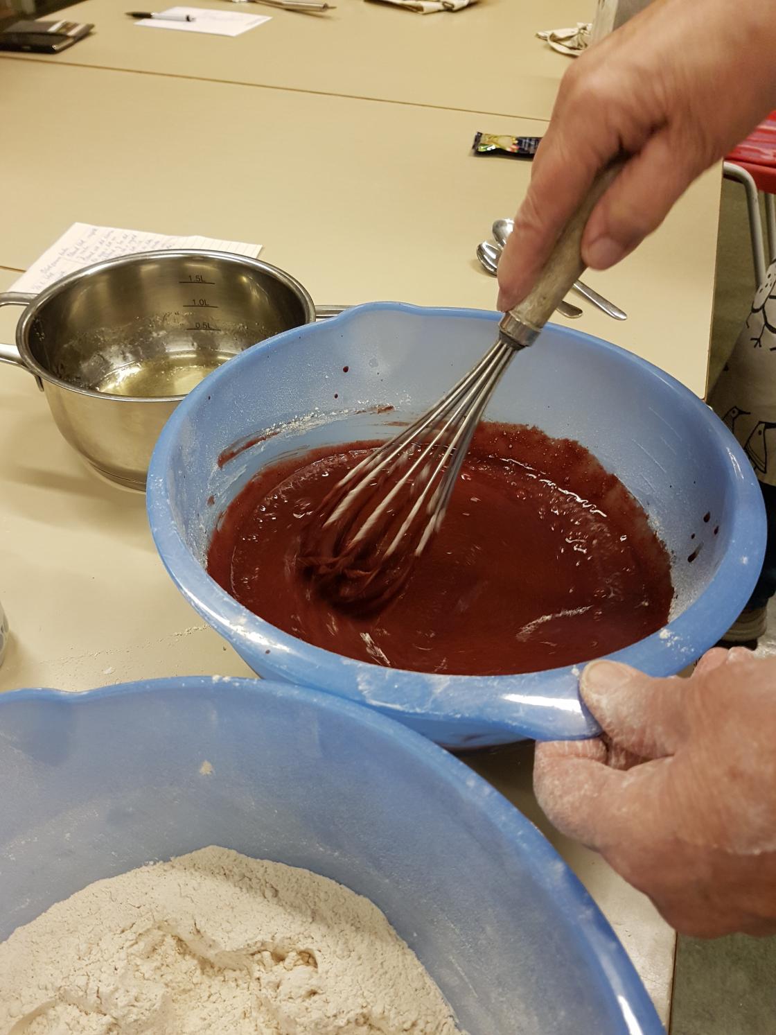 røra inn mjøl litt om litt