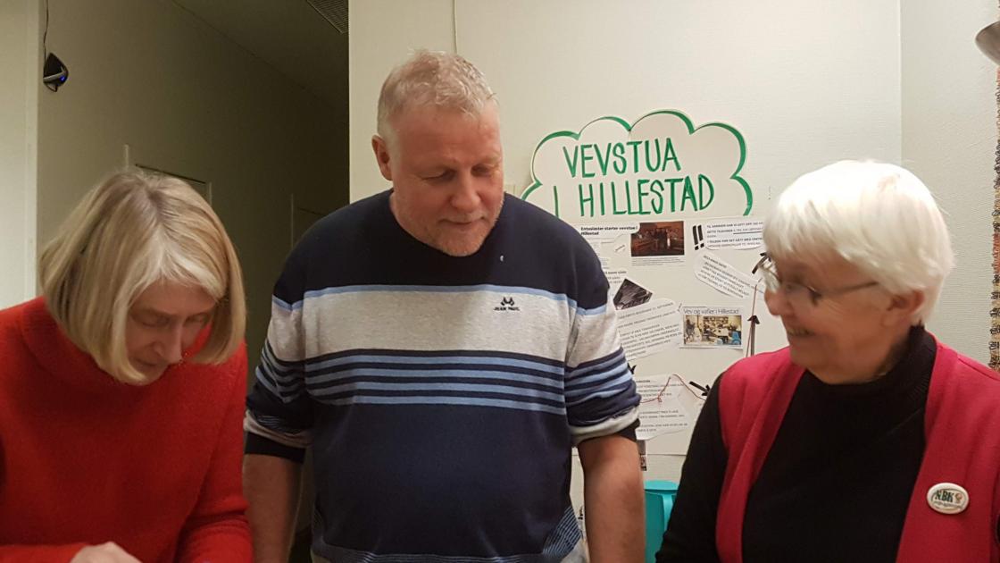 Lokalavisa var på plass, og Pål Nordby er flankert av Grethe Brundtland og Ellen-Marie Rønningen