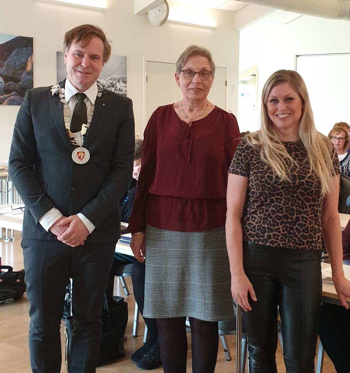 Ordføar i Eid Alfred Bjørlo, Fylkesleiar Jenny  Myklebust og Janne Endal Andersen.