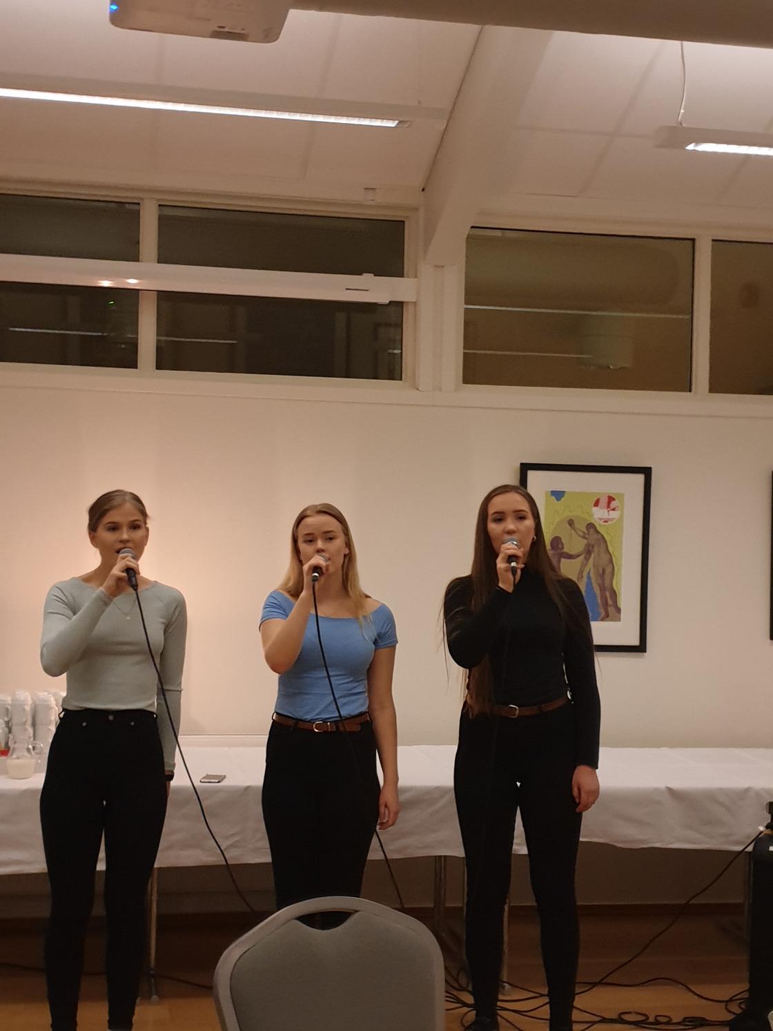 Sunniva Flaten Brekke, Ingrid Espe og Ingeborg Myklebust underheldt med fantastisk song.