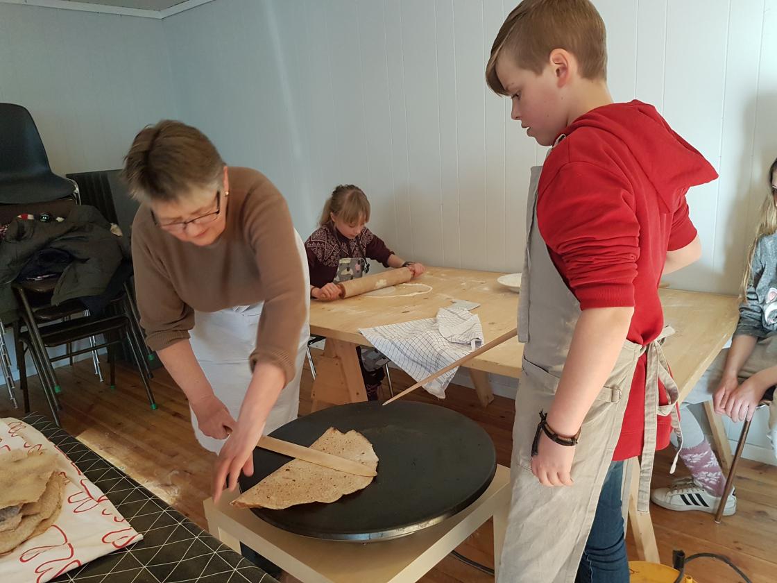 Flatbrødsteikjing med 4H  foto: Aud-Marit Netteland