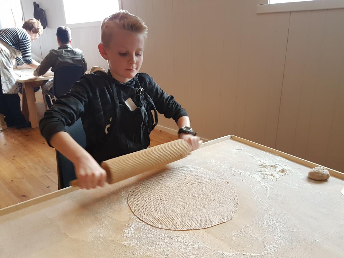 4H medlemane lærte raskt å laga runde og fine leivar  foto: Aud-Marit Netteland