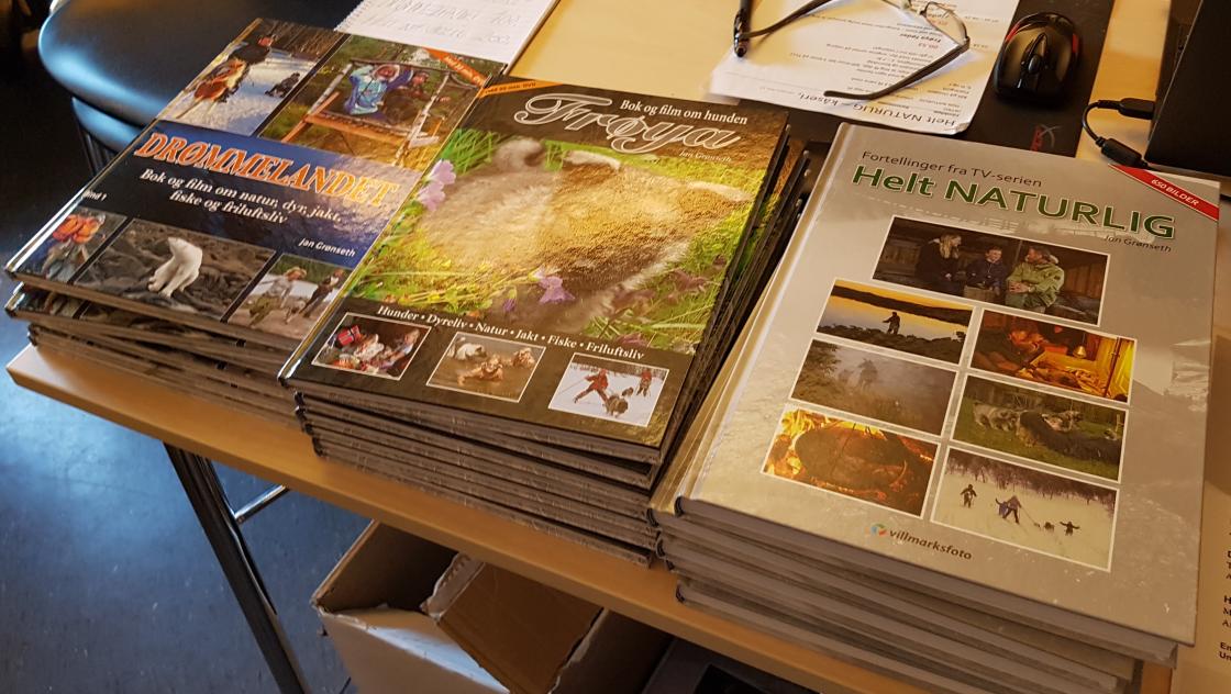 Jan Grønseth&amp;#039;s bøker. foto: Linda M. Gusland.