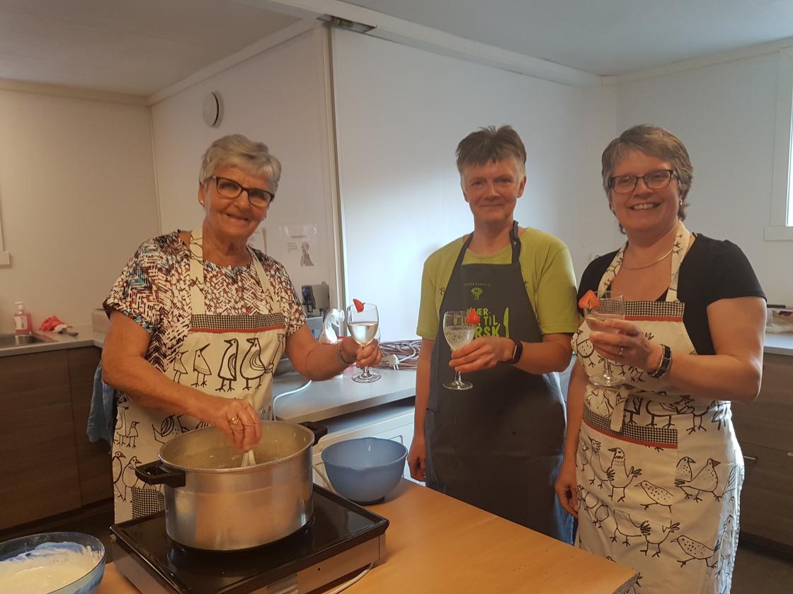 Brita, Brynhild og Randi - ekspertar på å laga god rømmegraut  foto: Aud-Marit Netteland