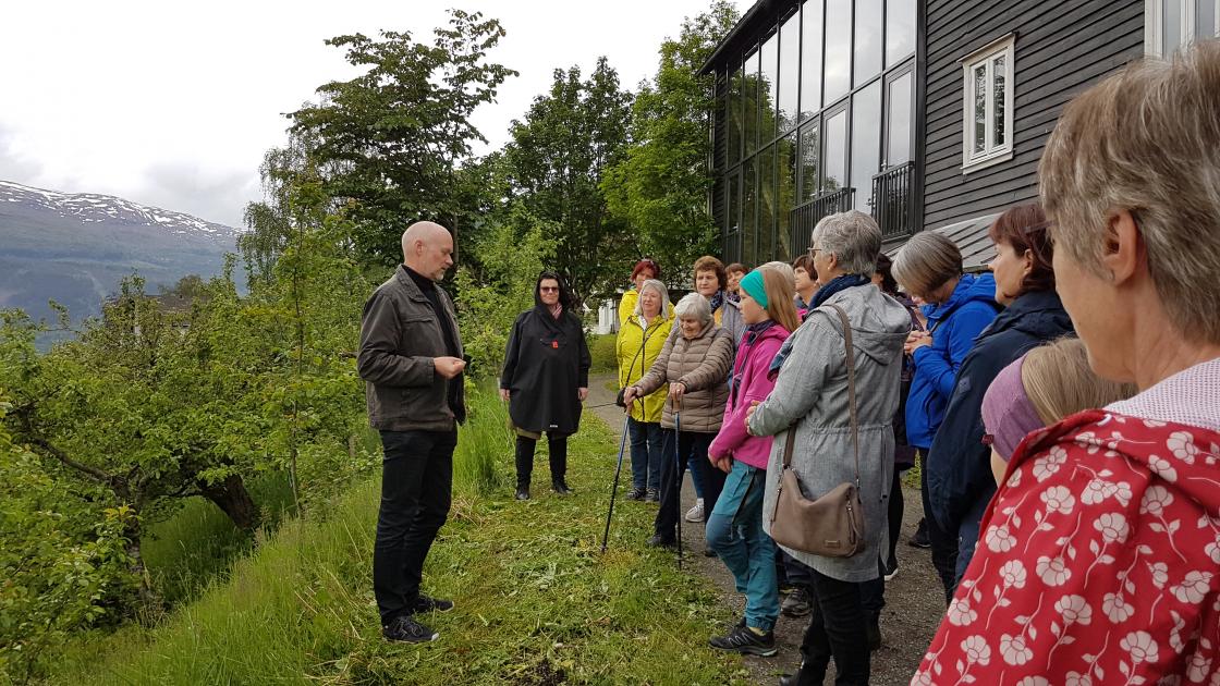 Knut Funne fortel om økologisk hagebruk   foto: Aud-Marit Netteland