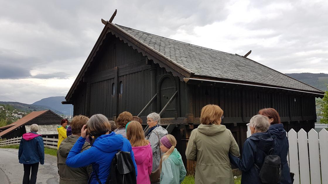 Klar for omvisning i Finneloftet   foto: Liv Spilde