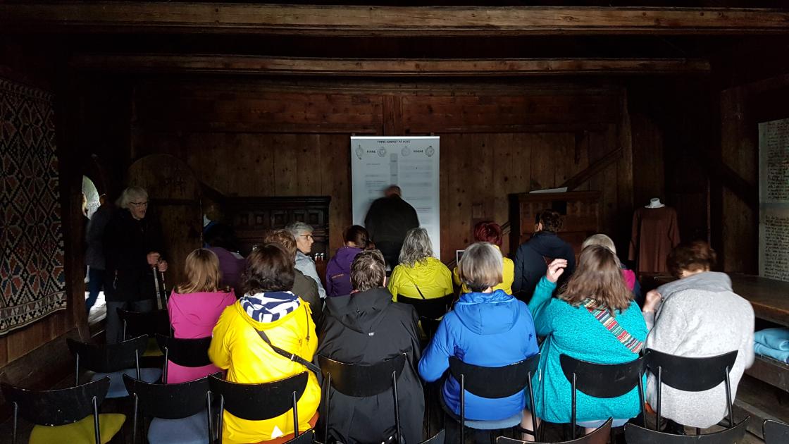 Snart klar for å høyra middelaldersoga om Finne-godset   foto: Aud-Marit