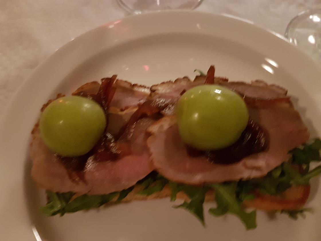 3. tapasrett, røykt andebryst med rosmarinkrem   foto: Aud-Marit Netteland