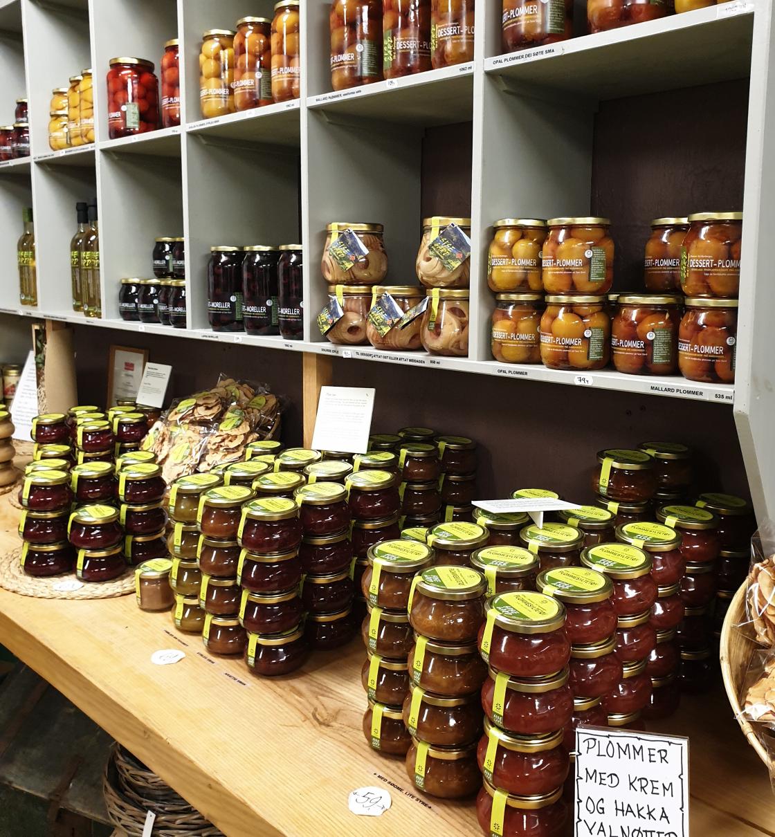 Det bugnar i gardsbutikken. Foto M.Hauso