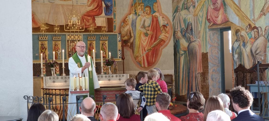 Prest Stein Unneberg ba barna være med å se barna som døpes
