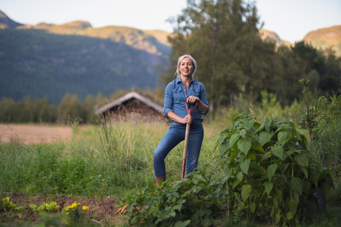 Margit Dale har utvikla ein matfilosofi tufta på berekraft, gamle mattradisjonar og matauk. Foto: Frode Verpe.