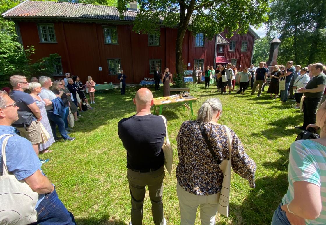 Alle de nominerte til Embla-prisene møttes i Oslo. Norges Bondelag var vertskap. Dagen startet med besøk hos Geitmyra kultursenter. Foto: Helle Cecilie Berger.