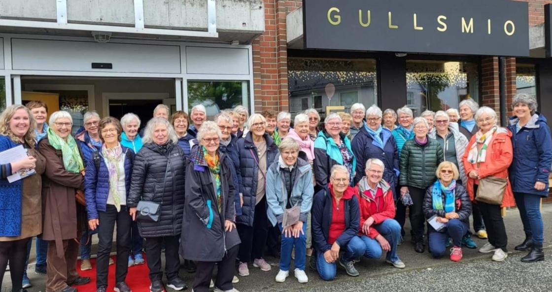 Turfolket. OBS: Trykk på piltasten til høgre i biletet for å sjå fleire bilete. Turfolket. OBS: Trykk på piltasten til høgre i biletet for å sjå fleire bilete.