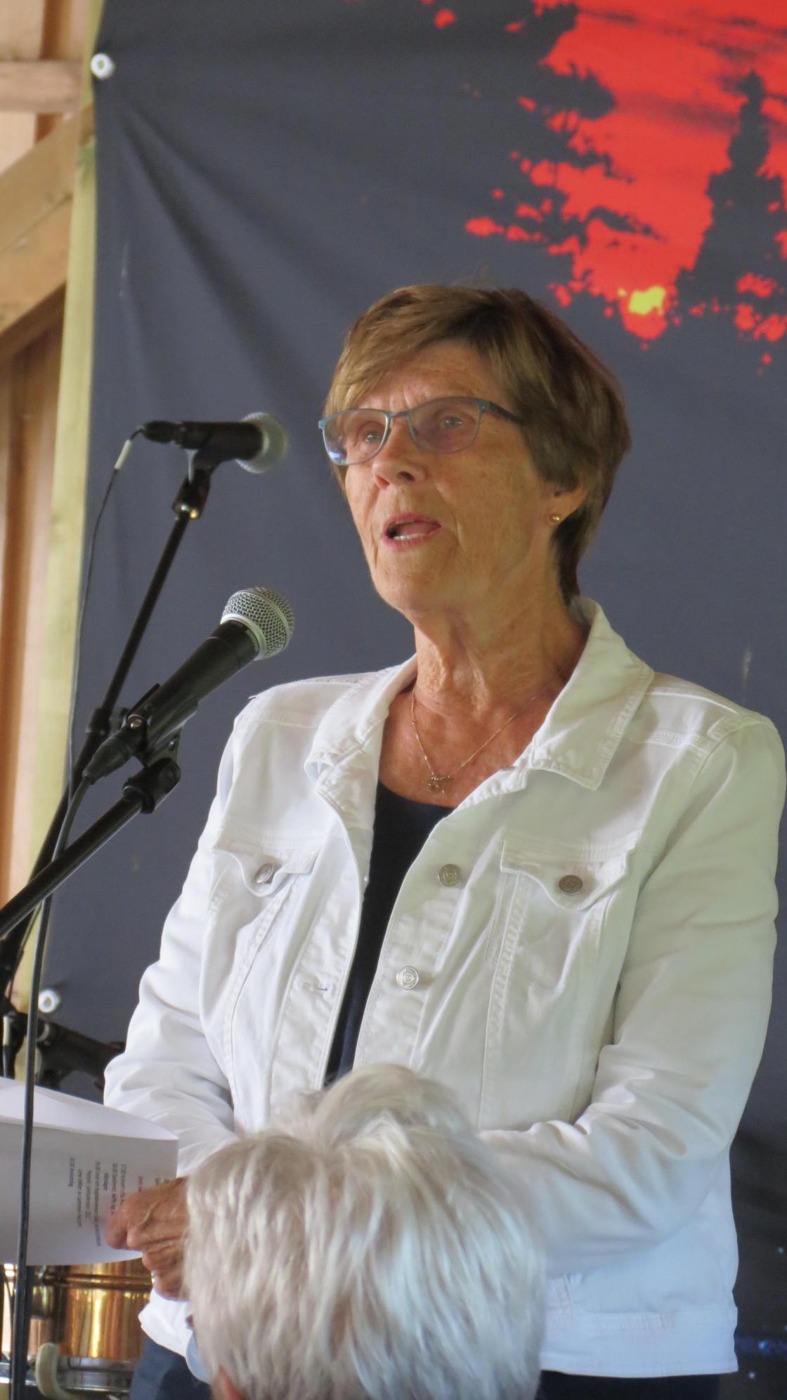 Unni Kaupang var en opplagt konferansier og historieforteller og latteren satt løst